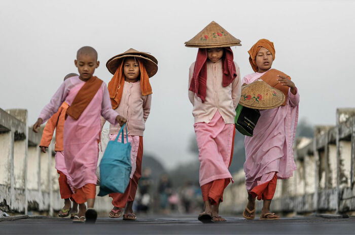 50 Street Photos Showcasing The Unexpected Beauty Of Real Life By Gil Kreslavsky
