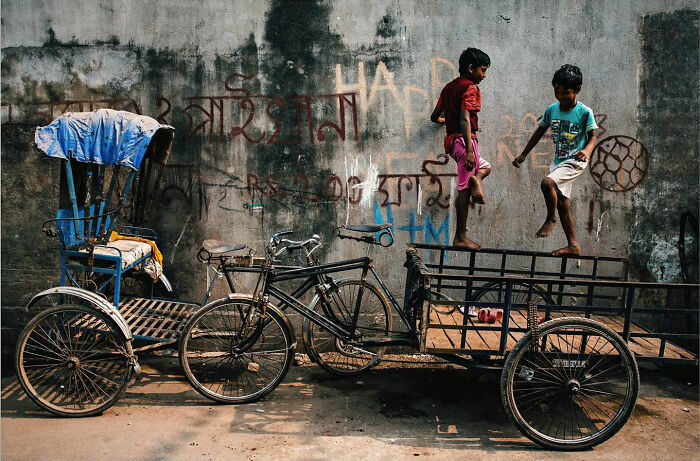 50 Street Photos Showcasing The Unexpected Beauty Of Real Life By Gil Kreslavsky