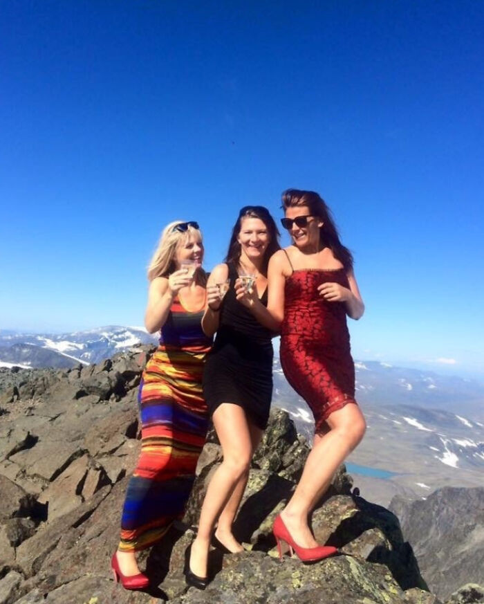 78 Times People Took Vacation Pics That Belong In A Comedy Special