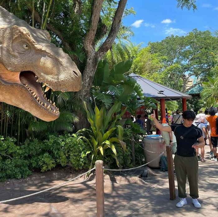 78 Times People Took Vacation Pics That Belong In A Comedy Special