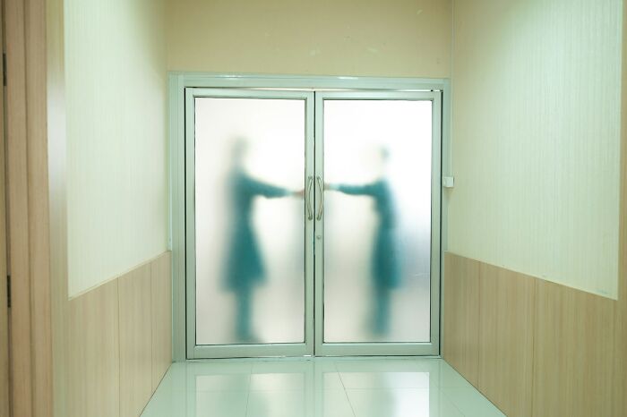 Night Shift Workers Share 39 Chilling Paranormal Encounters They&#8217;ve Had