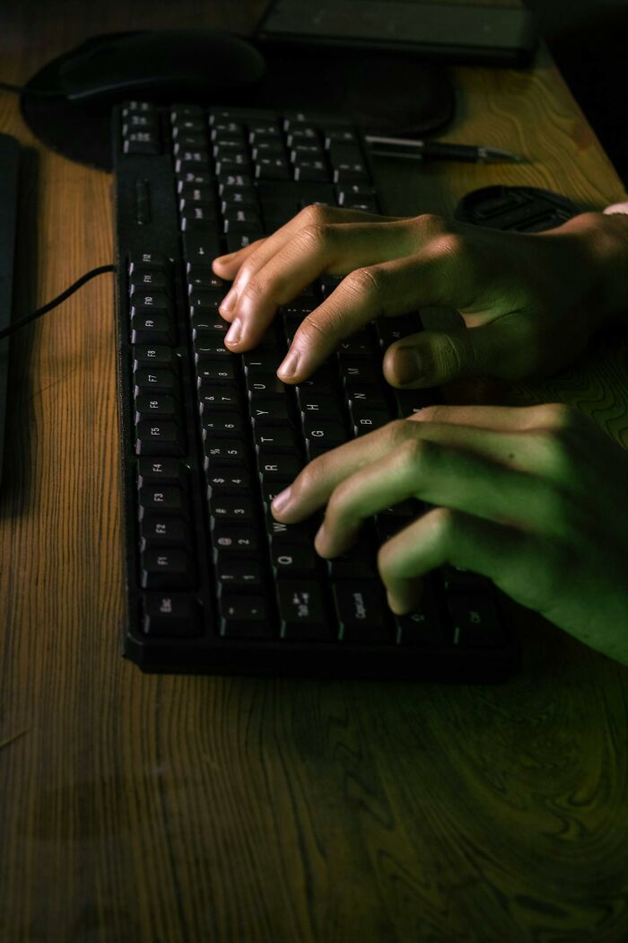 Night Shift Workers Share 39 Chilling Paranormal Encounters They&#8217;ve Had