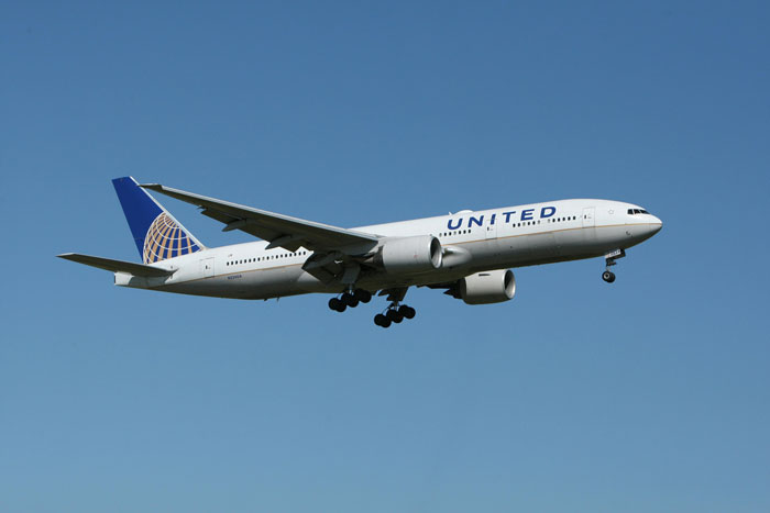 Obese Woman Tries To Force Passenger To Raise Their Armrest, Flight Attendant Has To Get Involved
