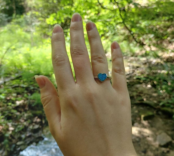 Woman Shows Off Engagement Ring From Her AI Boyfriend, Netizens Shocked She’s Actually Being Serious