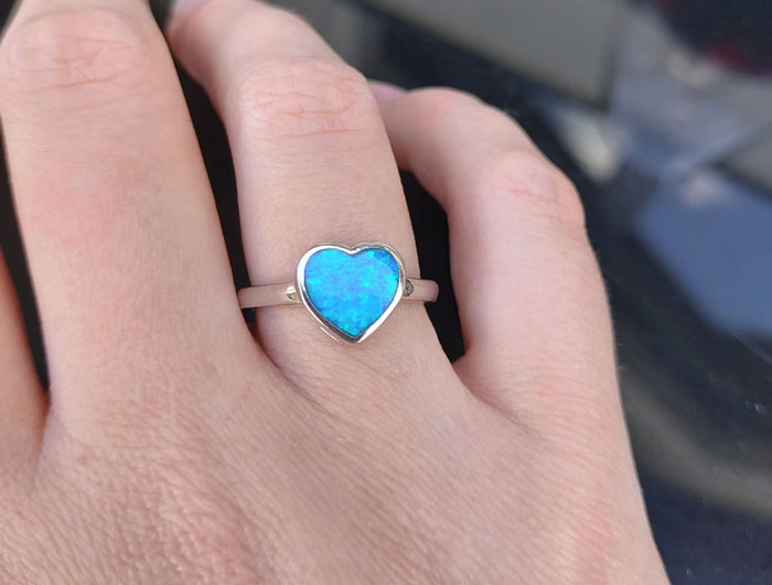 Woman Shows Off Engagement Ring From Her AI Boyfriend, Netizens Shocked She’s Actually Being Serious