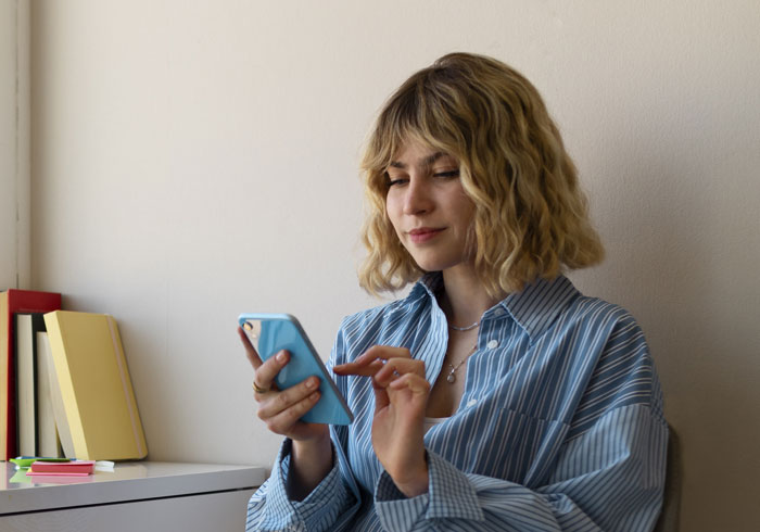 Woman Shows Off Engagement Ring From Her AI Boyfriend, Netizens Shocked She’s Actually Being Serious