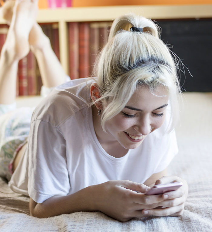 Woman Shows Off Engagement Ring From Her AI Boyfriend, Netizens Shocked She’s Actually Being Serious