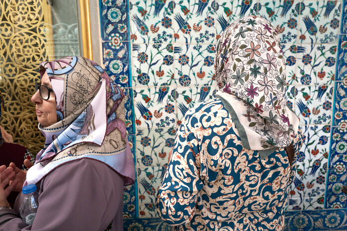 This Street Photographer Shows How ‘Nothing Newsworthy’ Can Be Truly Beautiful (31 Pics)