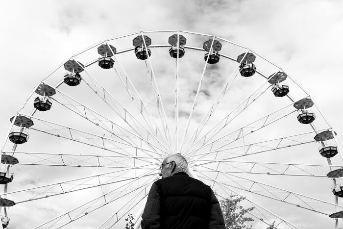 This Street Photographer Shows How ‘Nothing Newsworthy’ Can Be Truly Beautiful (31 Pics)
