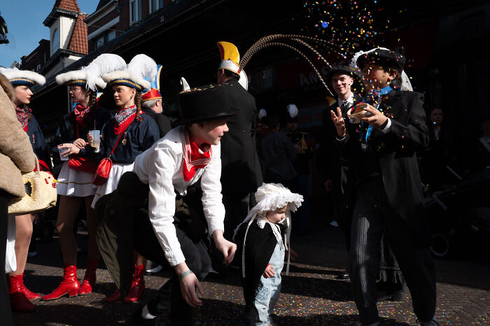 This Street Photographer Shows How ‘Nothing Newsworthy’ Can Be Truly Beautiful (31 Pics)