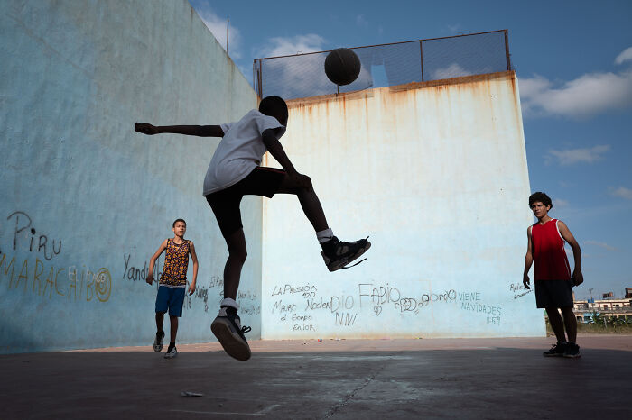 This Street Photographer Shows How ‘Nothing Newsworthy’ Can Be Truly Beautiful (31 Pics)