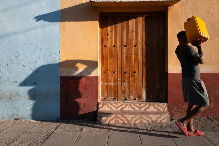 This Street Photographer Shows How ‘Nothing Newsworthy’ Can Be Truly Beautiful (31 Pics)