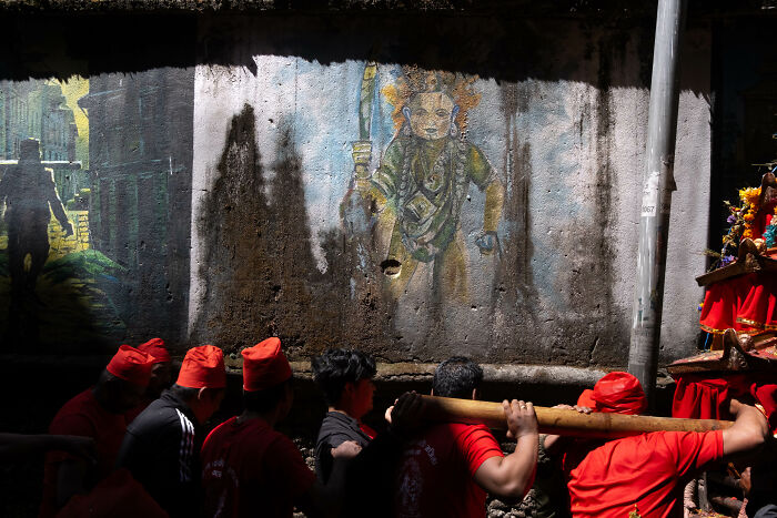 This Street Photographer Shows How ‘Nothing Newsworthy’ Can Be Truly Beautiful (31 Pics)