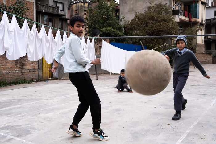 This Street Photographer Shows How ‘Nothing Newsworthy’ Can Be Truly Beautiful (31 Pics)