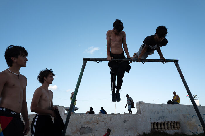 This Street Photographer Shows How ‘Nothing Newsworthy’ Can Be Truly Beautiful (31 Pics)