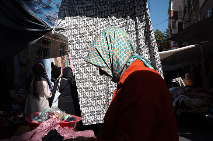 This Street Photographer Shows How ‘Nothing Newsworthy’ Can Be Truly Beautiful (31 Pics)