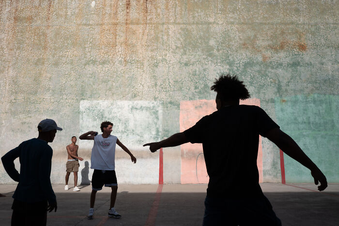 This Street Photographer Shows How ‘Nothing Newsworthy’ Can Be Truly Beautiful (31 Pics)