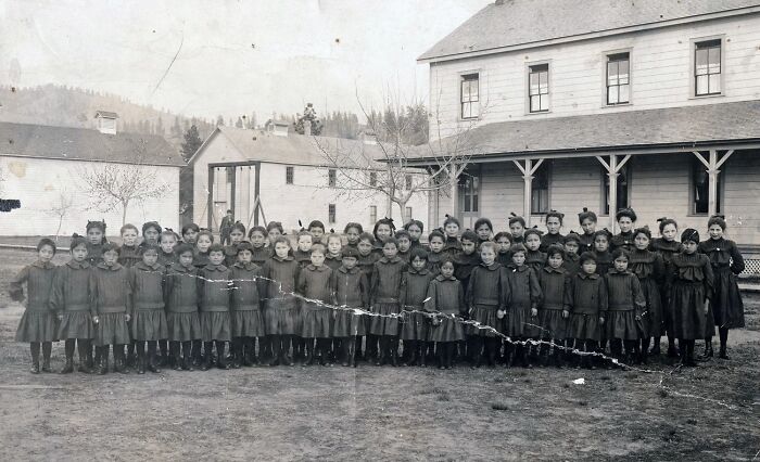 30 Haunting Photos From Native American Boarding Schools In The 1910s