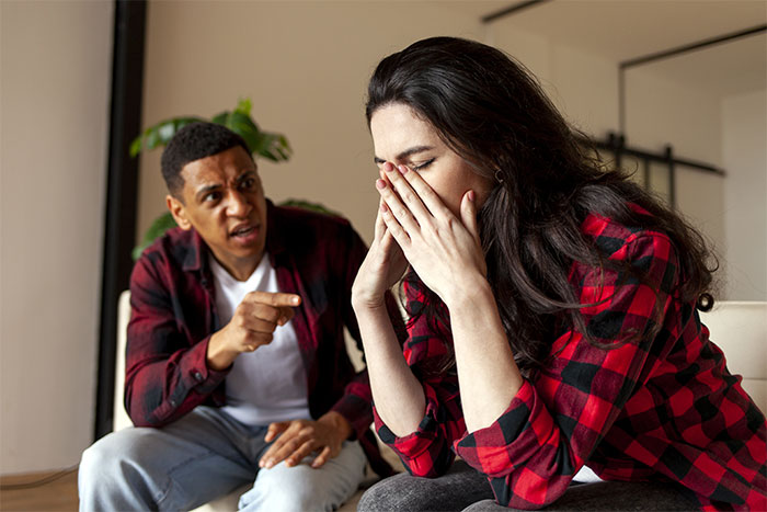 Wife Finds Husband’s Texts With His Coworker Just 2 Weeks After Their Wedding: &#8220;My Stomach Sank&#8221;