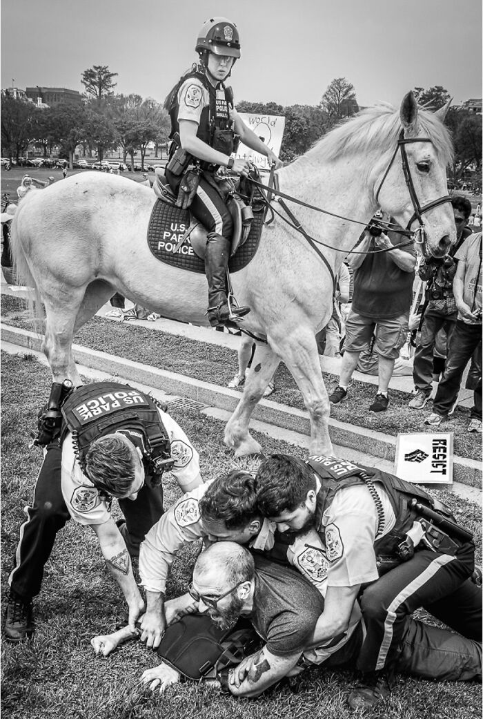 50 Powerful Images That Turn Everyday Life Into Visual Stories By This Photographer