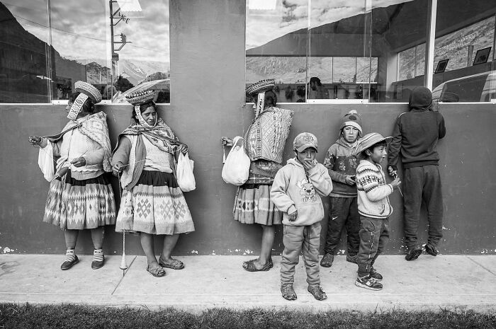 50 Powerful Images That Turn Everyday Life Into Visual Stories By This Photographer