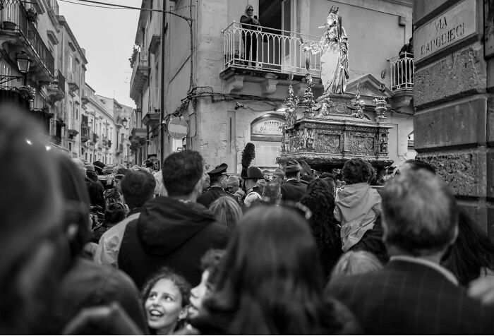 50 Powerful Images That Turn Everyday Life Into Visual Stories By This Photographer