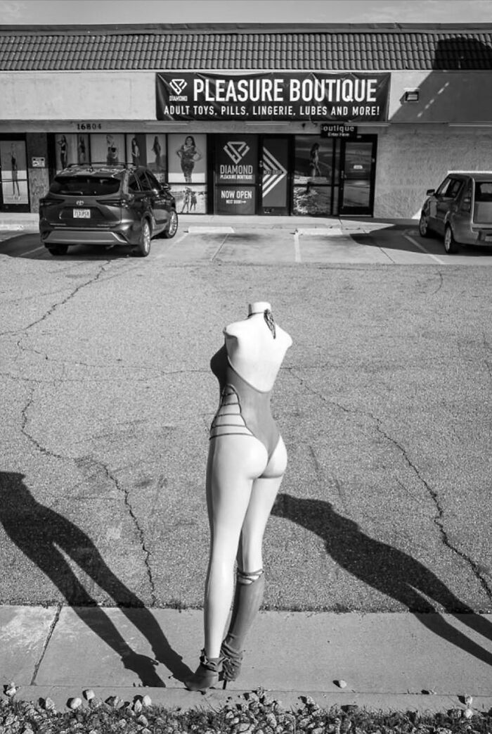 50 Powerful Images That Turn Everyday Life Into Visual Stories By This Photographer