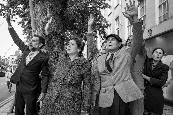 50 Powerful Images That Turn Everyday Life Into Visual Stories By This Photographer