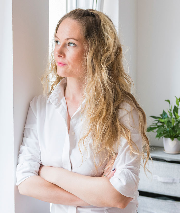 Mom Watches Daughter Handle Passive-Aggressive Adult With Pure Grace