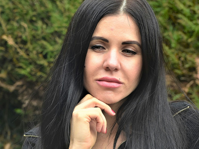 Mom Watches Daughter Handle Passive-Aggressive Adult With Pure Grace