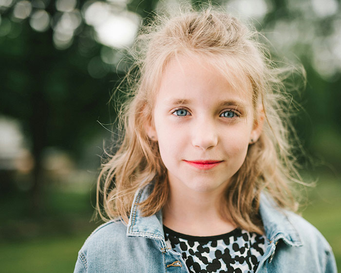 Mom Watches Daughter Handle Passive-Aggressive Adult With Pure Grace