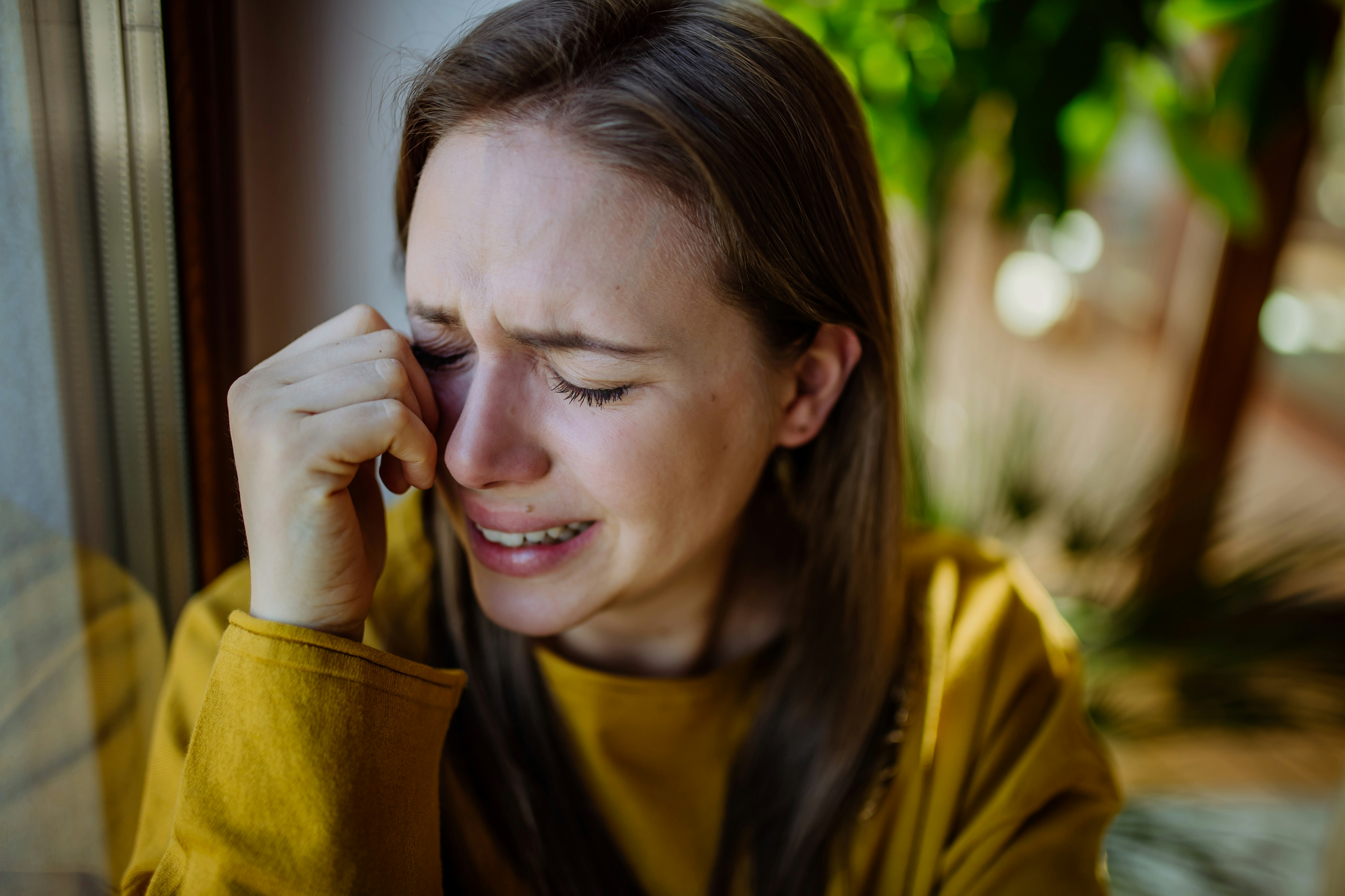 Sister Lies About Road Trip Plans, Then Cries To The Whole Family When Her Sister Leaves