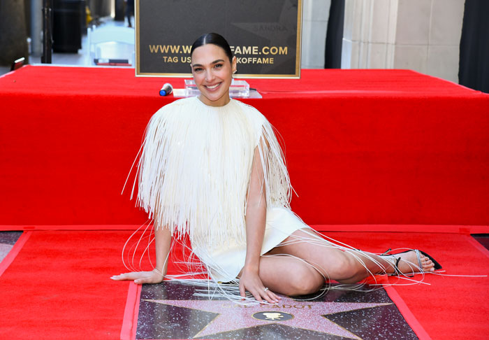 Gal Gadot&#8217;s Red Notice Stands To Lose Its Netflix Crown As Fans Turn On Her