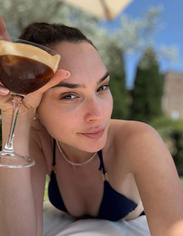 Gal Gadot&#8217;s Red Notice Stands To Lose Its Netflix Crown As Fans Turn On Her
