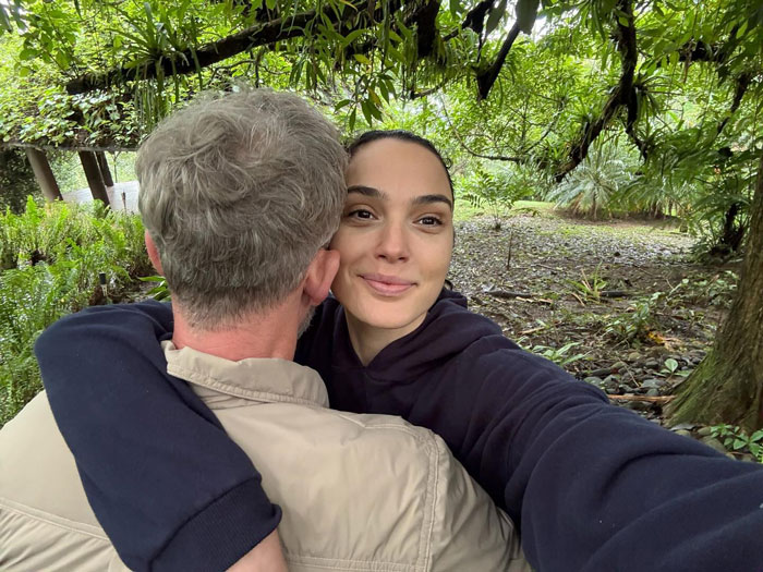 Gal Gadot&#8217;s Red Notice Stands To Lose Its Netflix Crown As Fans Turn On Her