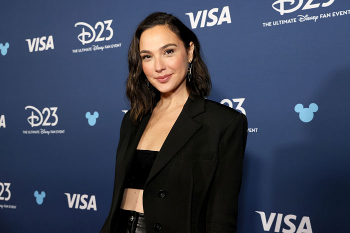 Gal Gadot&#8217;s Red Notice Stands To Lose Its Netflix Crown As Fans Turn On Her