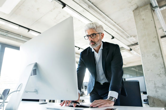“No Exceptions”: Boss’s New Rule Lasts Exactly One Day After He Didn’t Think Things Through