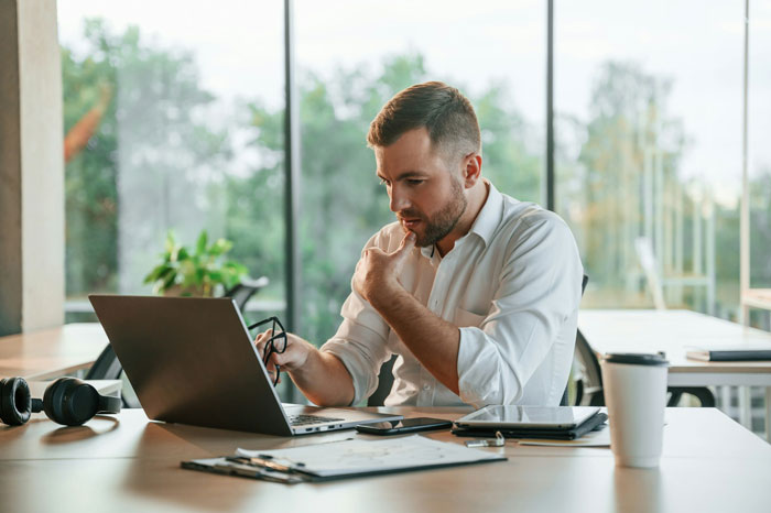 “No Exceptions”: Boss’s New Rule Lasts Exactly One Day After He Didn’t Think Things Through