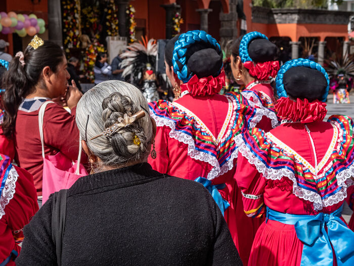Photographer Takes 50 Unposed Street Photos That Prove Real Life Is Fascinating
