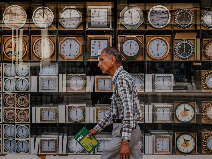 Photographer Takes 50 Unposed Street Photos That Prove Real Life Is Fascinating