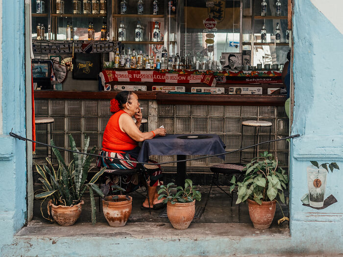 Photographer Takes 50 Unposed Street Photos That Prove Real Life Is Fascinating
