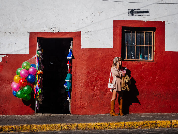 Photographer Takes 50 Unposed Street Photos That Prove Real Life Is Fascinating