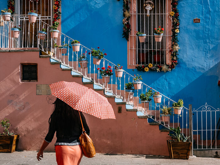 Photographer Takes 50 Unposed Street Photos That Prove Real Life Is Fascinating