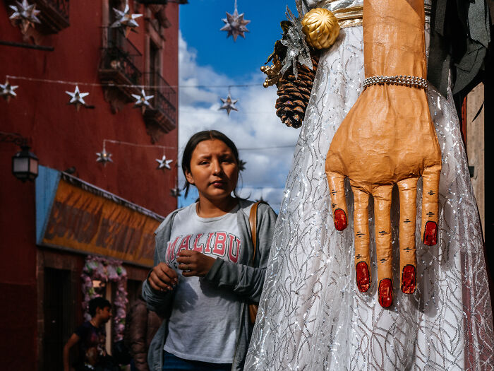 Photographer Takes 50 Unposed Street Photos That Prove Real Life Is Fascinating