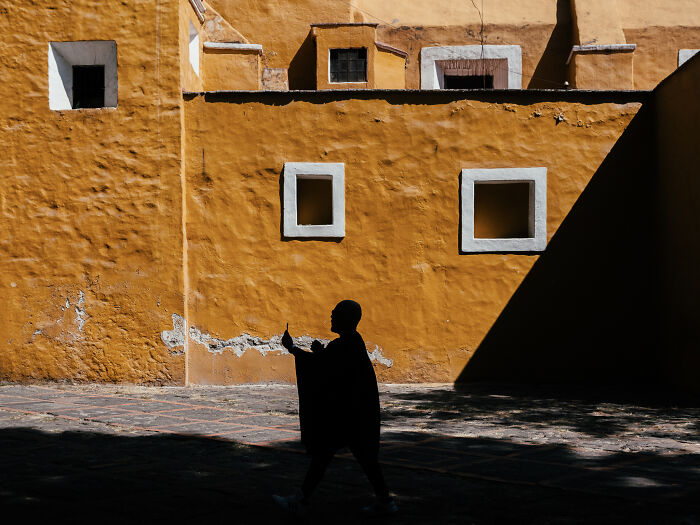 Photographer Takes 50 Unposed Street Photos That Prove Real Life Is Fascinating