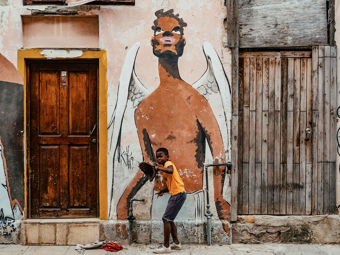 Photographer Takes 50 Unposed Street Photos That Prove Real Life Is Fascinating