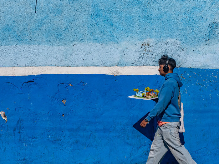 Photographer Takes 50 Unposed Street Photos That Prove Real Life Is Fascinating