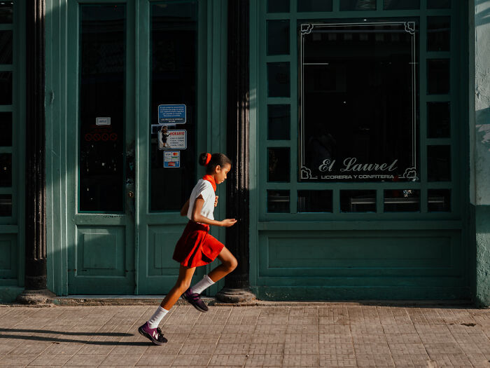 Photographer Takes 50 Unposed Street Photos That Prove Real Life Is Fascinating