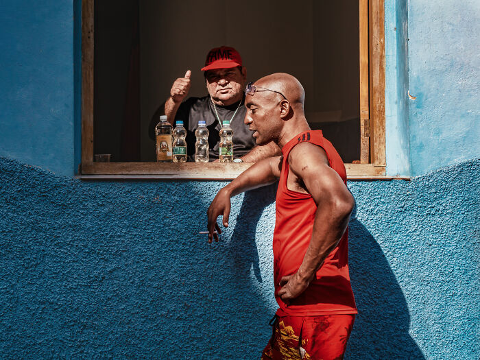 Photographer Takes 50 Unposed Street Photos That Prove Real Life Is Fascinating