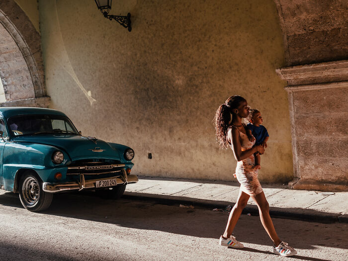 Photographer Takes 50 Unposed Street Photos That Prove Real Life Is Fascinating